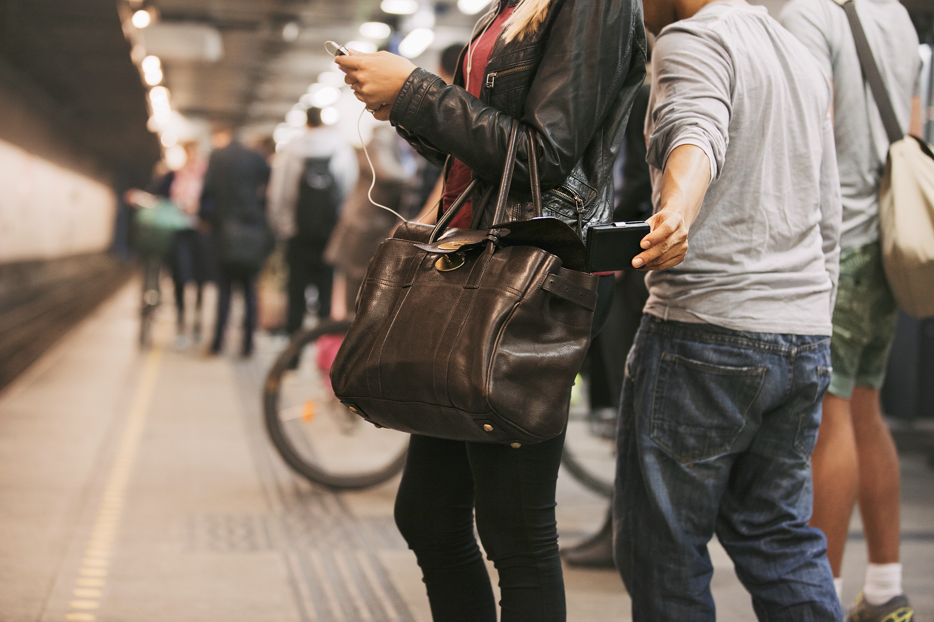 pickpocketed | traveling tips | safety tips | travel safely | tips for traveling | pick pockets