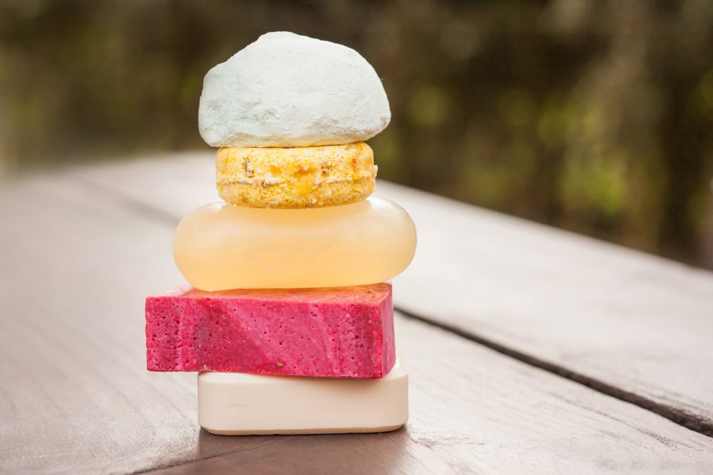If you're trying to live a more low-waste life, you need to know these low-waste travel tips! Put together a low-waste toiletry kit for traveling. It will save you money and help save the earth.