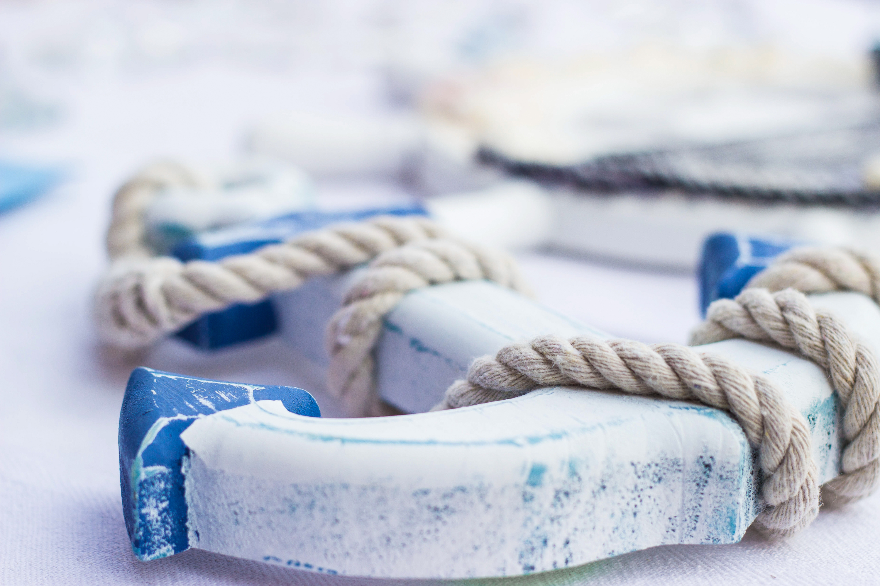 If you have a coastal home, you need to look at these easy nautical DIY decor ideas! This nautical DIY anchor wall art is the cutest thing ever!