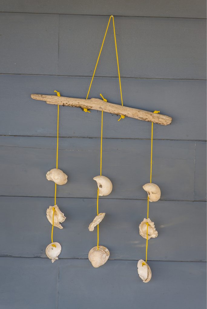 I love the look of driftwood. It provides a bit of texture and adds a great rustic appeal to any space. There are a wide variety of projects that you can create with driftwood! So stop what you are doing and head off to your local beach in search of an epic piece of driftwood for one of these DIY driftwood projects. You will love the way this wall hanging looks in your home!