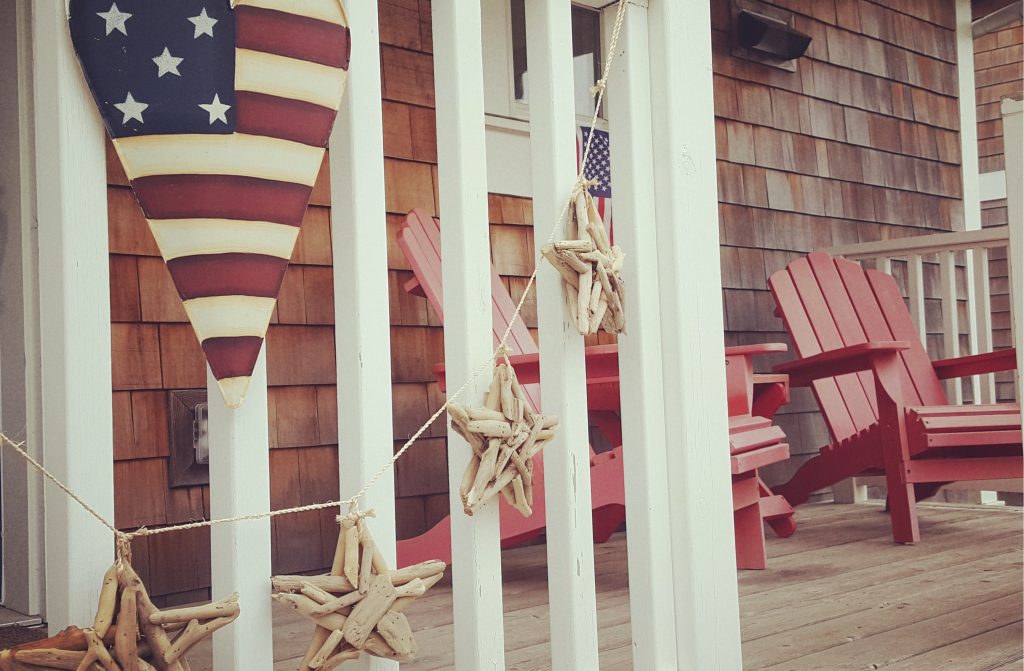 I love the look of driftwood. It provides a bit of texture and adds a great rustic appeal to any space. There are a wide variety of projects that you can create with driftwood! So stop what you are doing and head off to your local beach in search of an epic piece of driftwood for one of these DIY driftwood projects. Driftwood is the perfect decor item for your porch!